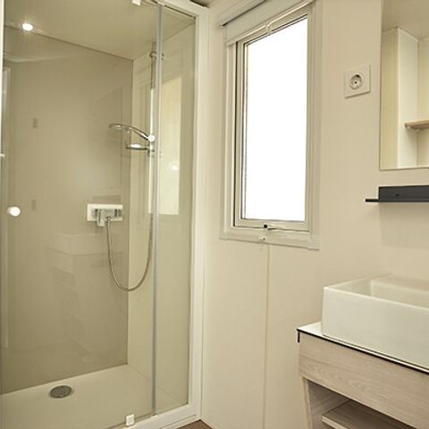 BUNGALOW 4 personnes - Mobil-home | Comfort XL | 2 Ch. | 4 Pers. | Terrasse surélevée | Clim. | TV