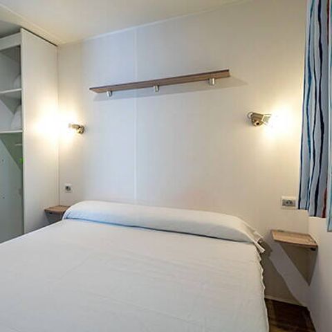 BUNGALOW 5 personnes - Mobil-home | Comfort | 2 Ch. | 5 Pers. | Terrasse surélevée | 2 SDB | Clim.
