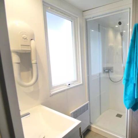 Mobilhome 4 personnes - Confort 2 chambres Loggia - Terrasse semi couverte
