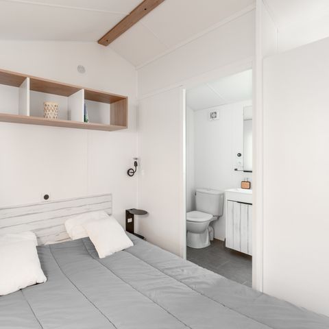 BUNGALOW 4 personnes - Mobil-home Premium 32m² (2 chambres - 2 sdb) + Lave Vaisselle + terrasse semi-couverte 15m²