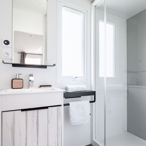 BUNGALOW 4 personnes - Mobil-home Premium 32m² (2 chambres - 2 sdb) + Lave Vaisselle + terrasse semi-couverte 15m²