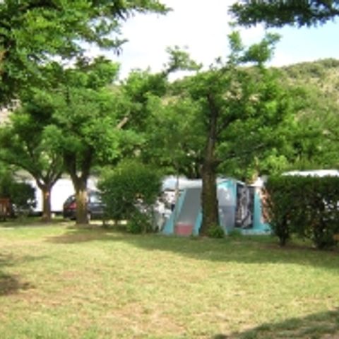 Emplacement - Forfait Confort (1 tente, caravane ou camping-car / 1 voiture / électricité 10A) 2/6 pers