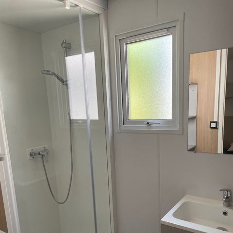 Mobilhome 2 personnes - Mobil home Premium 21m² 1 chambre + terrasse 12m² semi-couverte (9m²) - TV + Climatisation 2 pers