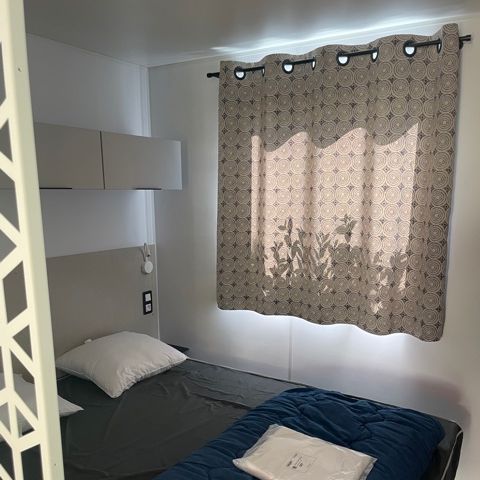 Mobilhome 2 personnes - Mobil home Premium 21m² 1 chambre + terrasse 12m² semi-couverte (9m²) - TV + Climatisation 2 pers