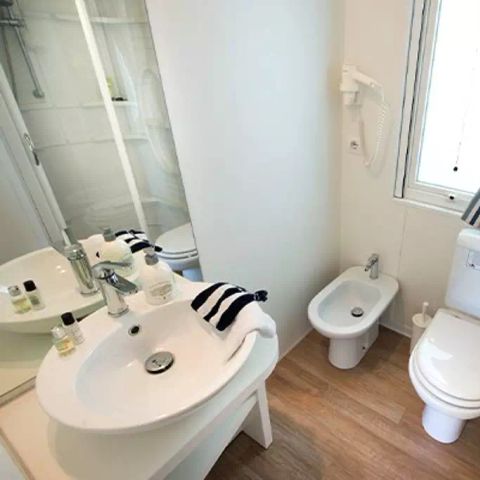 BUNGALOW 6 personnes - Mobil-home | Comfort | 3 Ch. | 6 Pers. | Terrasse surélevée | 2 SDB | Clim.