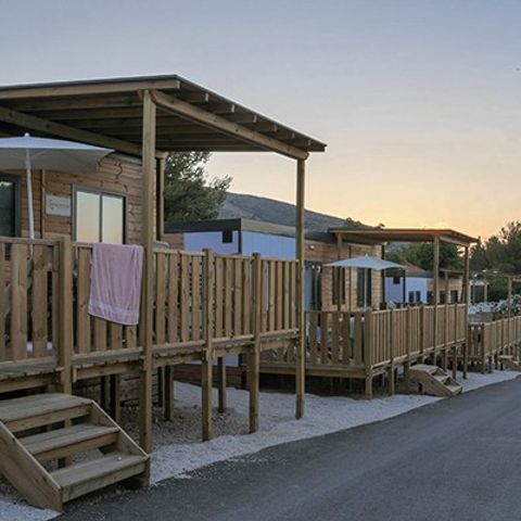 BUNGALOW 6 personnes - Comfort XL | 2 Ch. | 4/6 Pers. | Terrasse surélevée | Clim.