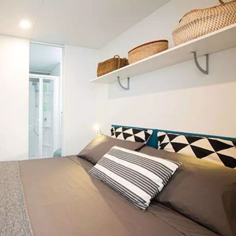 BUNGALOW 6 personnes - Mobil-home | Premium | 3 Ch. | 6 Pers. | Terrasse surélevée | 1 SDB | Clim.
