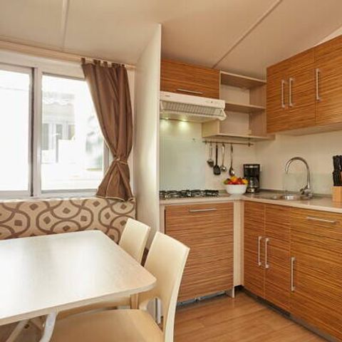 BUNGALOW 4 personnes - Mobil-home | Classic | 2 Ch. | 4 Pers. | Terrasse surélevée | 2 SDB | Clim. | TV