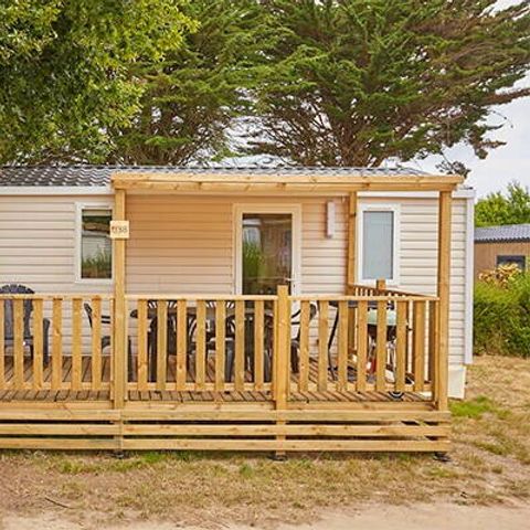 BUNGALOW 4 personnes - Mobil-home | Comfort | 2 Ch. | 4 Pers. | Terrasse surélevée | 2 SDB | Clim. | TV