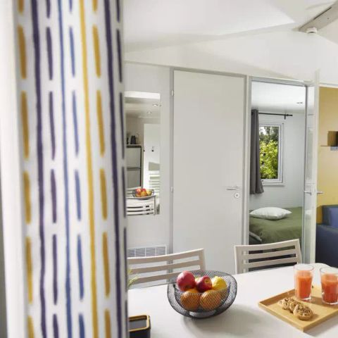 BUNGALOW 6 personnes - Mobil-home | Premium | 3 Ch. | 6 Pers. | Terrasse surélevée | 2 SDB | Clim. | TV