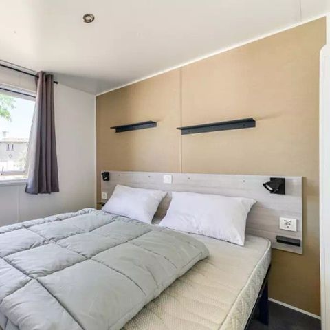 BUNGALOW 4 personnes - Mobil-home | Premium | 2 Ch. | 4 Pers. | Terrasse Lounge | 1 SDB | Clim.