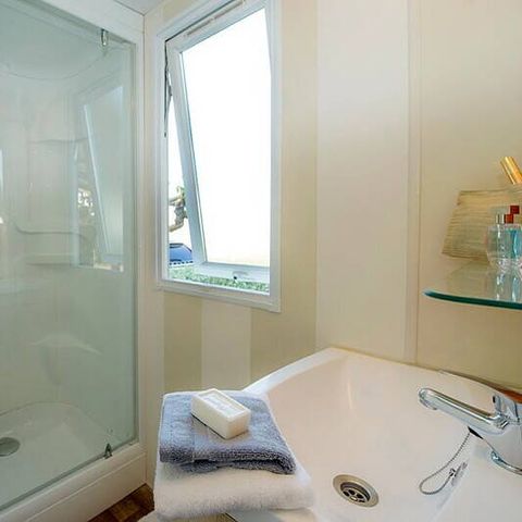 BUNGALOW 6 personnes - Comfort | 2 Ch. | 4/6 Pers. | Terrasse surélevée | 1 SDB | Clim. | TV