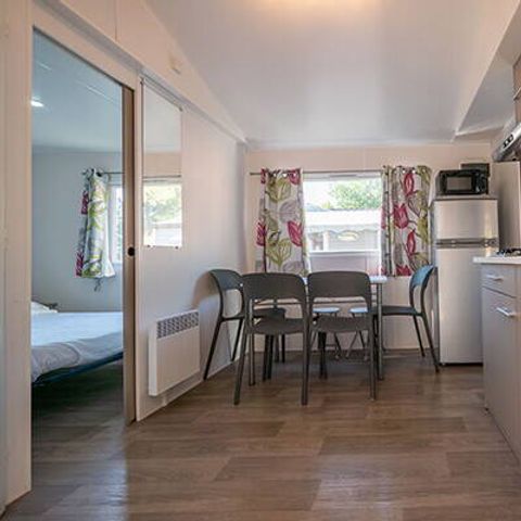 BUNGALOW 4 personnes - Mobil-home | Comfort | 2 Ch. | 4 Pers. | Terrasse surélevée | 1 SDB | Clim. | TV