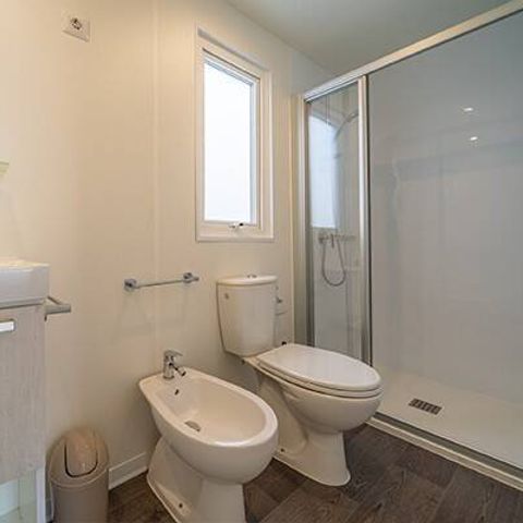 BUNGALOW 4 personnes - Mobil-home | Premium | 2 Ch. | 4 Pers. | Terrasse surélevée | 2 SDB | Clim. | TV