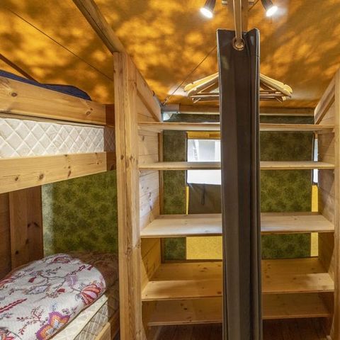 Tente en toile et en bois 5 personnes - Tente safari coucher de soleil + sanitaires + air conditionné (6P)