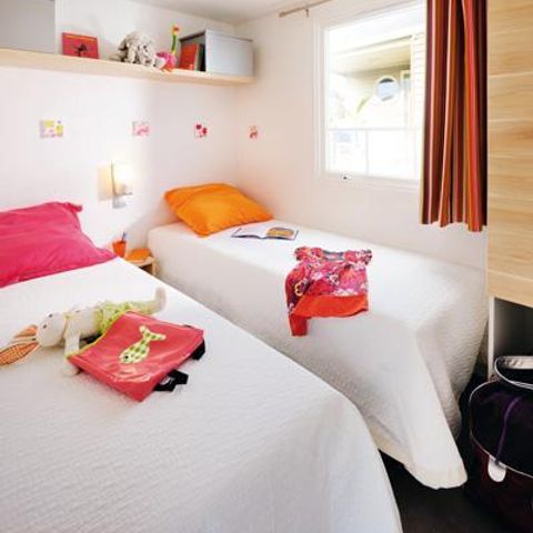 BUNGALOW 4 personnes - Mobil-home Confort 27m² 2 chambres dont terrasse semi-couverte 18m² + TV