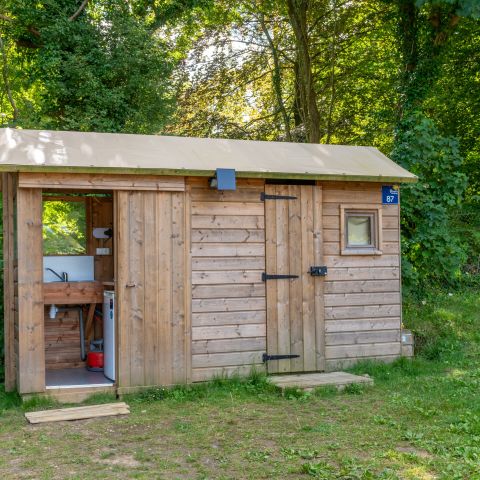 Emplacement - Forfait Premium : emplacement 6A équipé d'une Freecamp (cabane avec sanitaires)