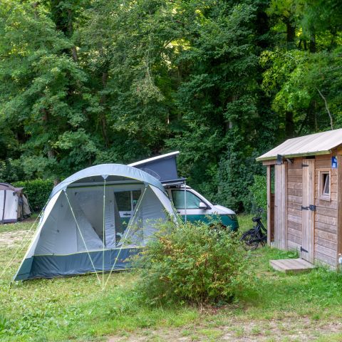 Emplacement - Forfait Premium : emplacement 6A équipé d'une Freecamp (cabane avec sanitaires)