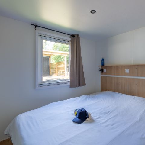 BUNGALOW 6 personnes - Homeflower Premium 35m² (3 chambres) + CLIM + terrasse semi-couverte + TV + draps + serviettes