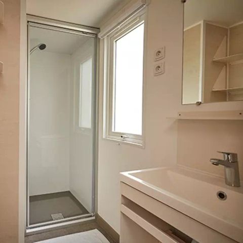 BUNGALOW 4 personnes - Comfort | 2 Ch. | 4 Pers. | Terrasse surélevée | 2 SDB | Clim. | TV