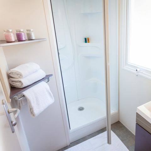 BUNGALOW 6 personnes - Homair mobil homes au camping de la Méditerranée Classic XL | 2 Ch. | 4/6 Pers. | Terrasse surélevée | Clim.