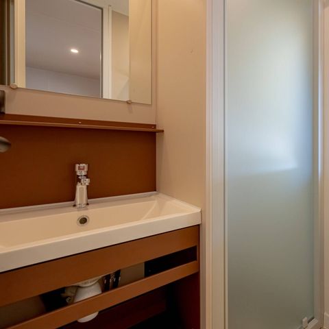 Mobilhome 8 personnes - Mobil-home | Comfort | 4 Ch. | 8 Pers. | Terrasse surélevée | 2 SDB | Clim.