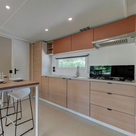 Mobilhome 8 personnes - Comfort | 4 Ch. | 8 Pers. | Terrasse surélevée | Cuisine extérieure | 2 SDB | Clim.