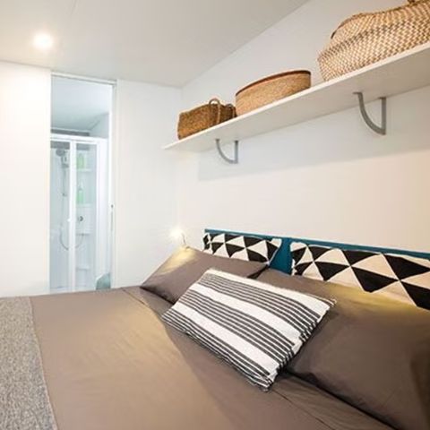 Mobilhome 8 personnes - Comfort | 4 Ch. | 8 Pers. | Terrasse surélevée | Cuisine extérieure | 2 SDB | Clim.