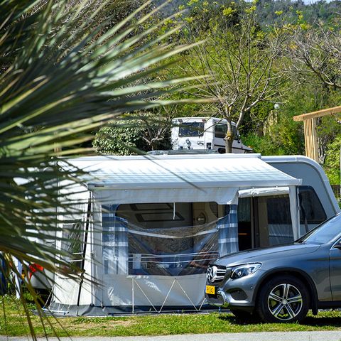 Emplacement - Grand Confort : Empl. - 1 voiture - Élec 10A - 100m² - 140m² - Fontaine d’eau potable
