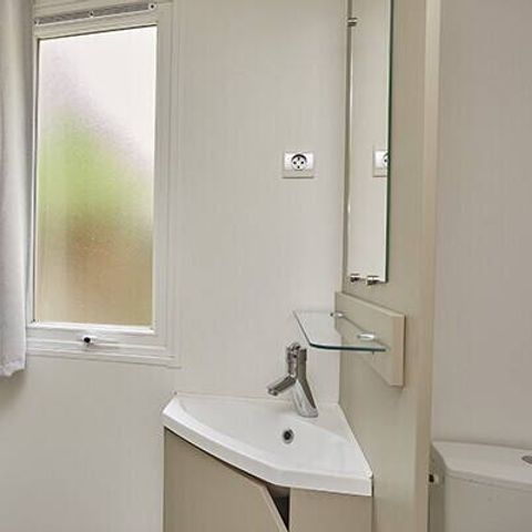 BUNGALOW 4 personnes - Mobil-home | Ultimate | 2 Ch. | 4 Pers. | Terrasse Lounge | 2 SDB | Clim. | TV