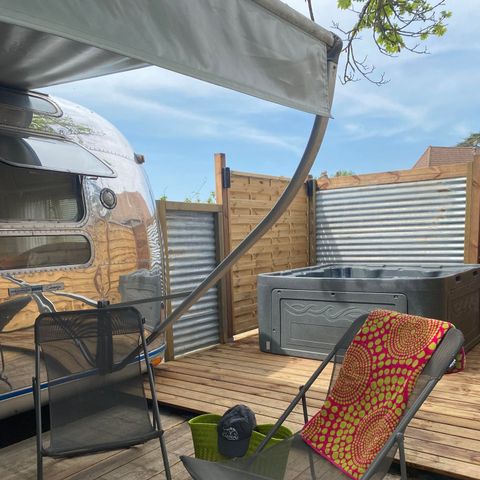 CARAVANE 2 personnes - Caravane américaine Airstream avec Spa Privé sur terrasse couverte 2 pers