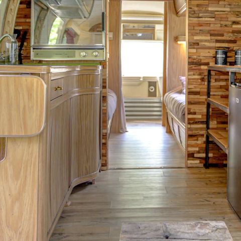 CARAVANE 2 personnes - Caravane américaine Airstream avec Spa Privé sur terrasse couverte 2 pers