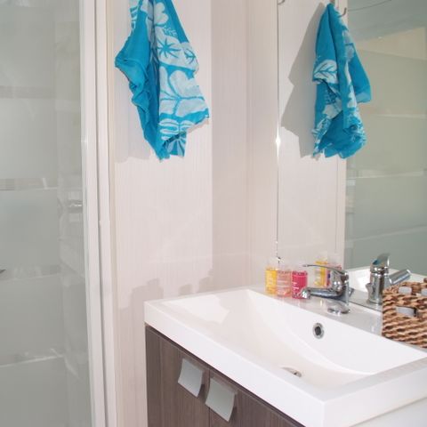 BUNGALOW 6 personnes - Mobil-home Confort 29m² 3 chambres + terrasse couverte + climatisation + TV 6 pers