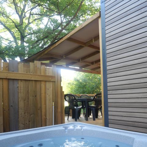 BUNGALOW 6 personnes - COTTAGE Premium SPA privé  35m² 3 ch + TV + Lave-vaisselle + climatisation + plancha + terrasse XL