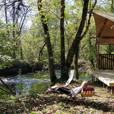 Tente en toile et en bois 4 personnes - Tente Luxe Lodge Safari Dimanche bord de rivière 40 m2
