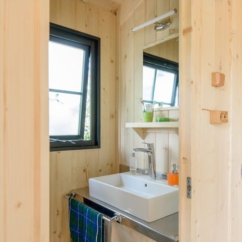 Mobilhome 5 personnes - cottage premium Dimanche (2022) bord de rivière, 2 chambres, terrasse couverte 5 pers