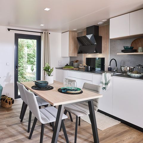 BUNGALOW 8 personnes - Premium 30-40m² - 3 chambres + TV + Terrasse couverte & draps jetables fournis