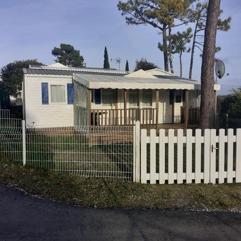 BUNGALOW 8 personnes - Confort 24-34m² - 3 chambres - terrasse couverte + TV