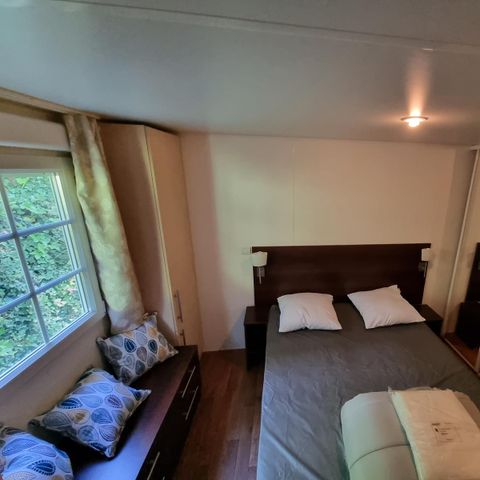 BUNGALOW 6 personnes - Premium 22-28m² - 2 chambres + TV + Terrasse couverte & draps jetables fournis