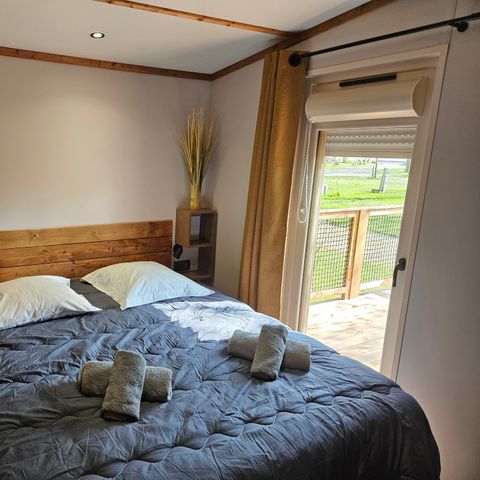 BUNGALOW 6 personnes - Premium 56 m² (3 chambres) dont terrasse semi-couverte fermée + Clim + TV + LV + Plancha