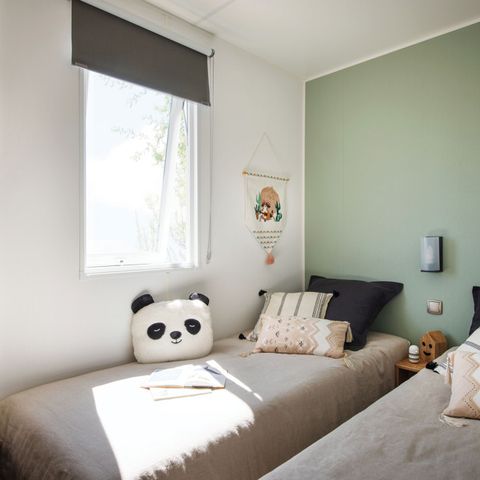 BUNGALOW 6 personnes - Mobil-home 28m² (2 chambres) + grande terrasse semi-couverte de 15m2