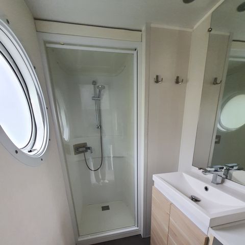 BUNGALOW 4 personnes - VIP - 29 m² - 2 chambres - Terrasse double + SPA (2 adultes maximum ou famille)
