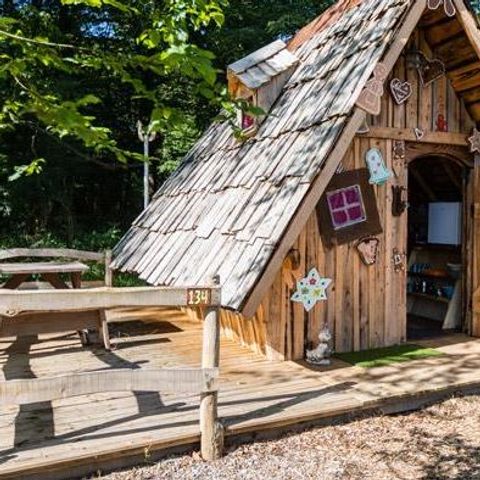 HÉBERGEMENT INSOLITE 3 personnes - Cabane de la Sorcière (sanitaires communs)