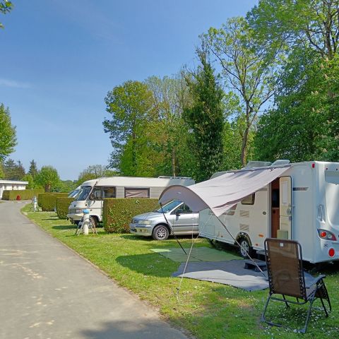 Emplacement - Forfait Confort (1 tente, caravane ou camping-car / 1 voiture / électricité 16A)