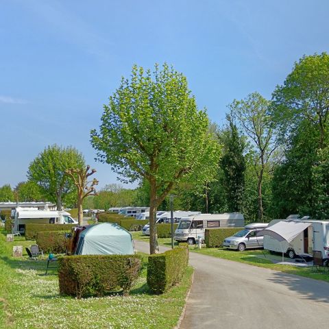 Emplacement - Forfait Confort (1 tente, caravane ou camping-car / 1 voiture / électricité 16A)