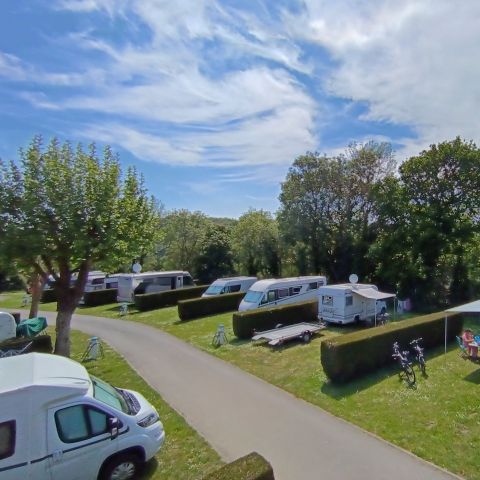 Emplacement - Forfait Confort (1 tente, caravane ou camping-car / 1 voiture / électricité 16A)