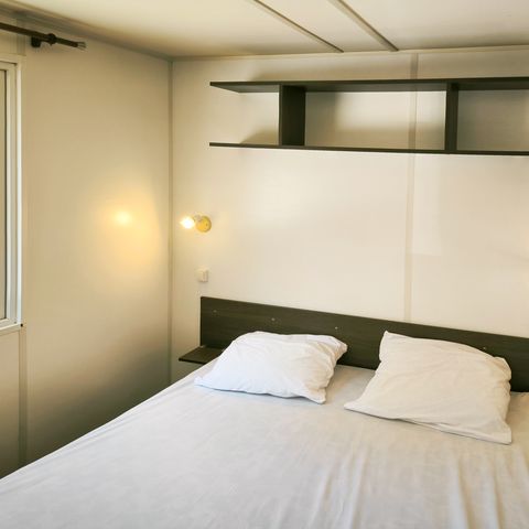 BUNGALOW 4 personnes - Confort 32m² - 2 chambres + terrasse + TV + Clim -