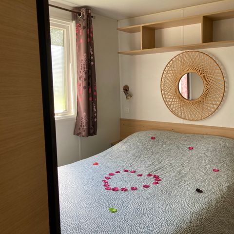 BUNGALOW 2 personnes - 12-Bungalow du Parc 32m2 (2ch - 2/6pers.) + Jaccuzzi + Lits faits + serviette + boissons + TV + Clim - prix pour 2 personnes