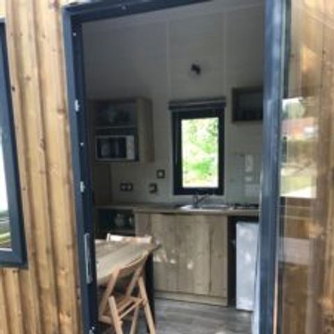 HÉBERGEMENT INSOLITE 2 personnes - 16-Tiny House 17m2 (2ch - 1/4 pers.) + Jaccuzzi + Lits faits + serviette + kit boisson + TV + clim - prix pour 2 personnes