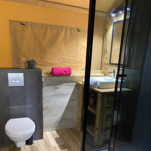 TENTE TOILE ET BOIS 2 personnes - 17-Tente safari Woody Deluxe 30m2 (2ch - 2/5 pers.) + Jaccuzzi + Lits faits + serviette + kit boisson - prix pour 2 personnes